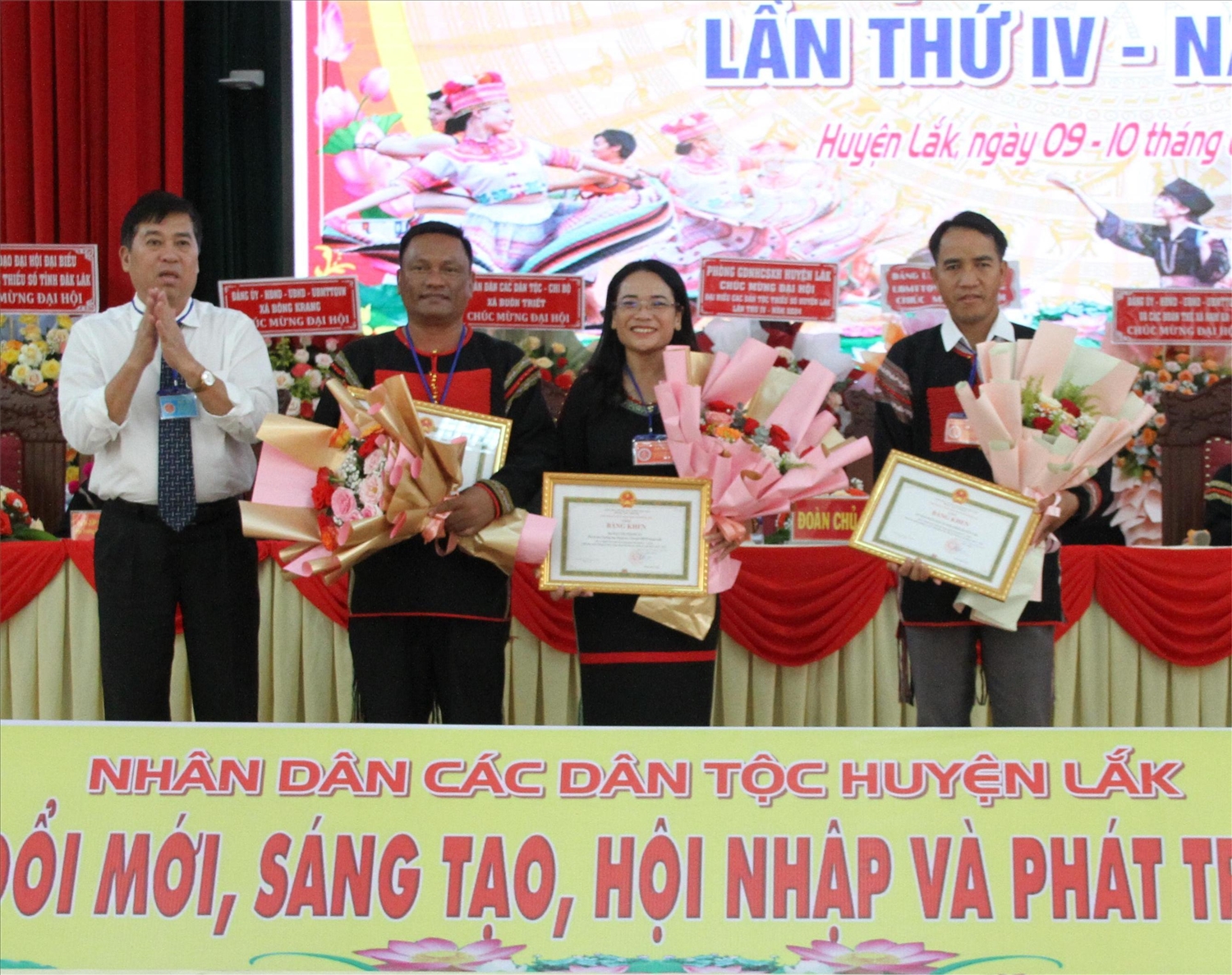 Trưởng Ban Dân tộc tỉnh Nguyễn Kính trao bằng khen của Chủ tịch UBND tỉnh cho các tập thể, cá nhân