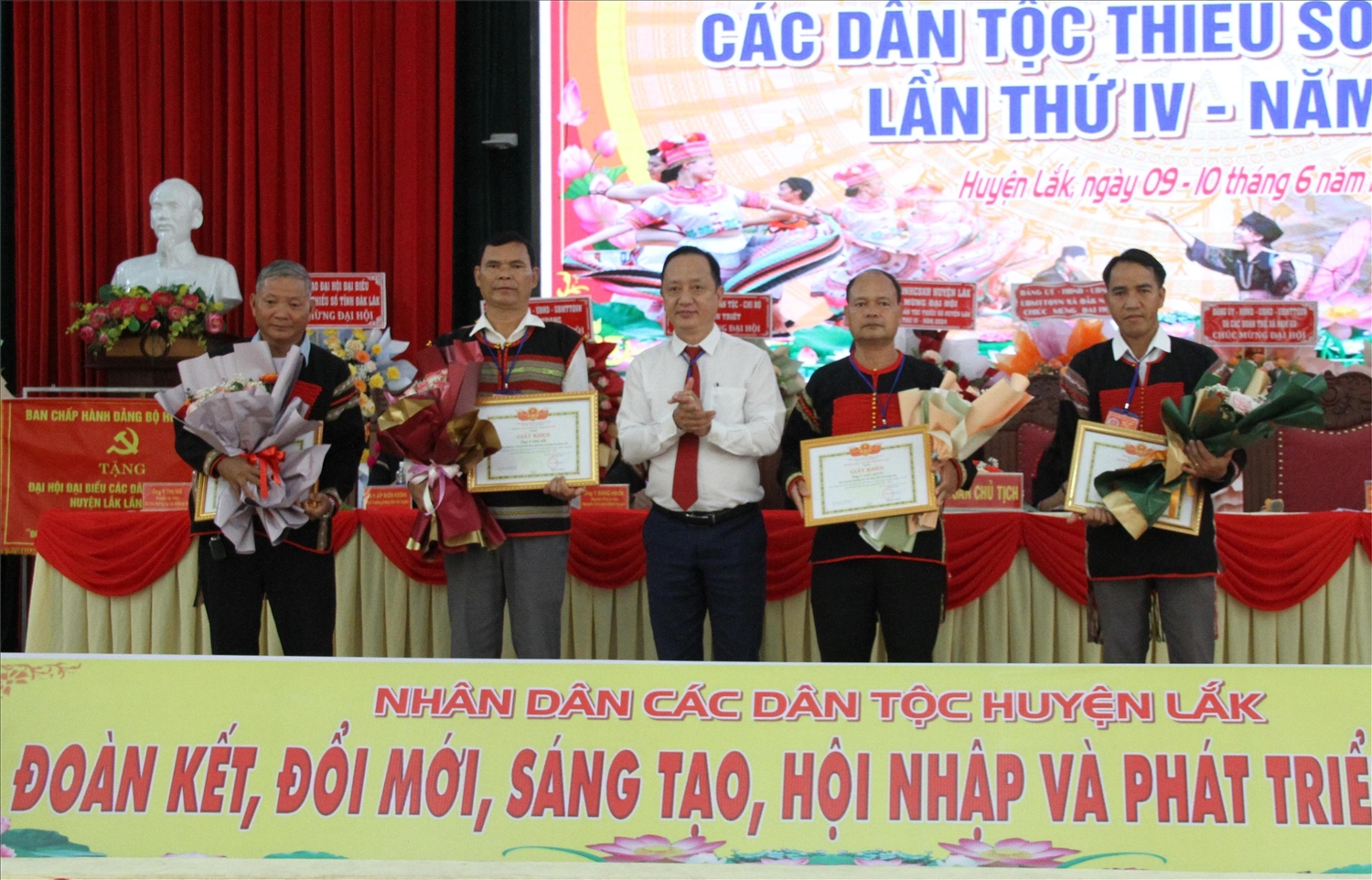 Phó Trưởng Ban Dân tộc tỉnh Đắk Lắk Hà Huy Quang trao giấy khen của Trưởng Ban Dân tộc cho các tập thể các nhân