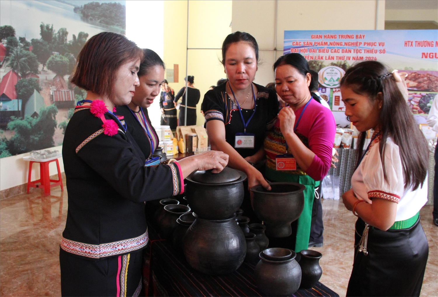 Gian hàng trưng bày sản phẩm gốm thủ công của người MNông Rlăm xã Yang Tao