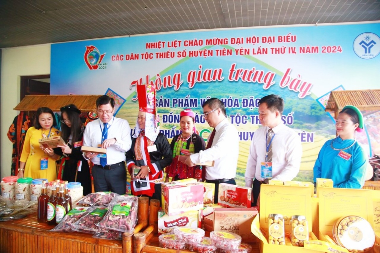 Các đại biểu tham quan gian trưng bày các sản phẩm OCCOP huyện Tiên Yên
