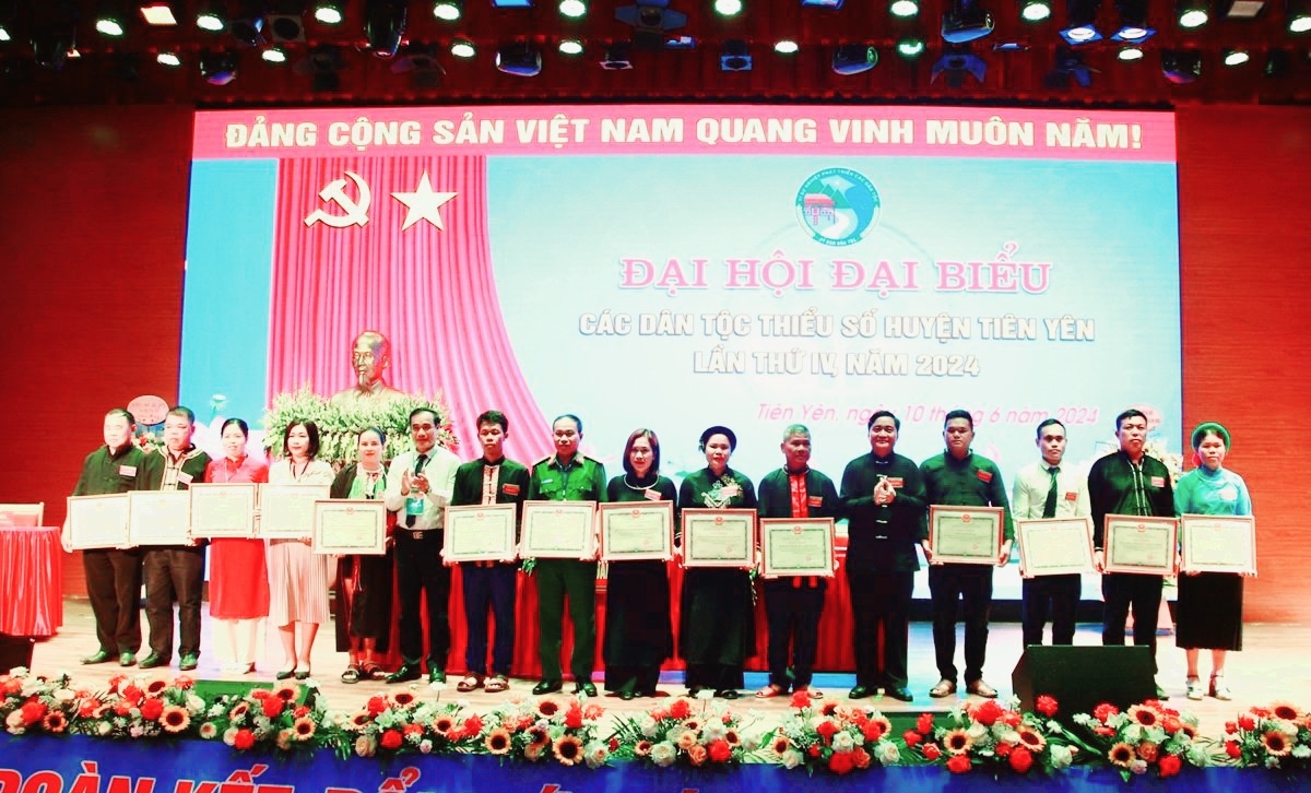 UBND huyện Tiên Yên đã tặng giấy khen cho 15 tập thể và 20 cá nhân có thành tích xuất sắc trong công tác dân tộc và thực hiện chính sách dân tộc giai đoạn 2019 – 2024