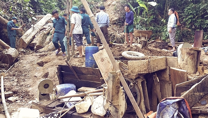 Lực lượng chức năng huyện Tương Dương phá vỡ máy móc do khai thác vàng trái phép để lại - ảnh tư liệu