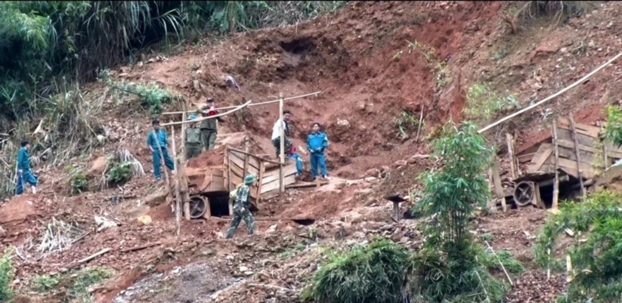 Truy quét vàng tặc ở núi Pu Phen. Ảnh tư liệu