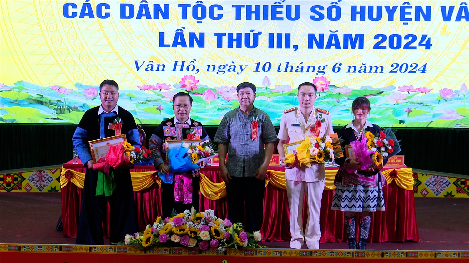 Lãnh đạo Ban Dân tộc tỉnh Sơn La tặng Bằng khen cho các tập thể, cá nhân có thành tích xuất sắc trong công tác dân tộc