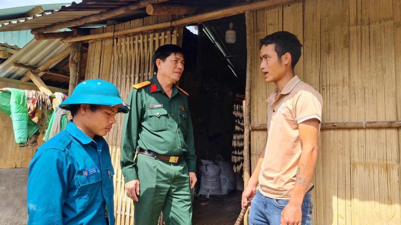 Đại diện đơn vị quân đội đứng chân trên địa bàn huyện Nam Tà My khảo sát việc hỗ trợ xóa nhà tạm cho đồng bào DTTS (Ảnh: D.L)