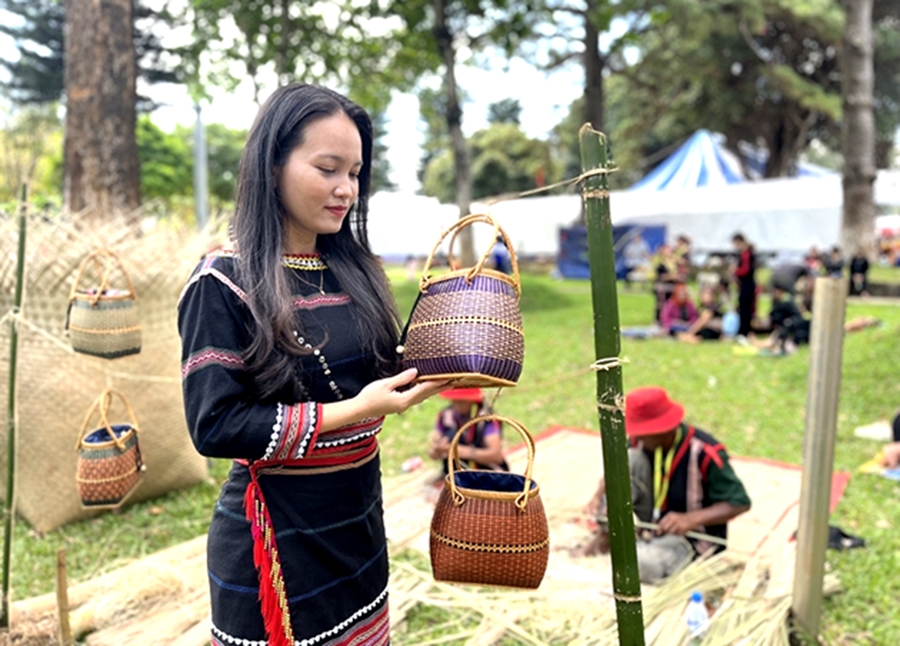 Sản phẩm từ nghề đan lát truyền thống của người Ba Na là những chiếc túi xách nhỏ phối màu tinh tế, đẹp mắt, hợp thời trang.