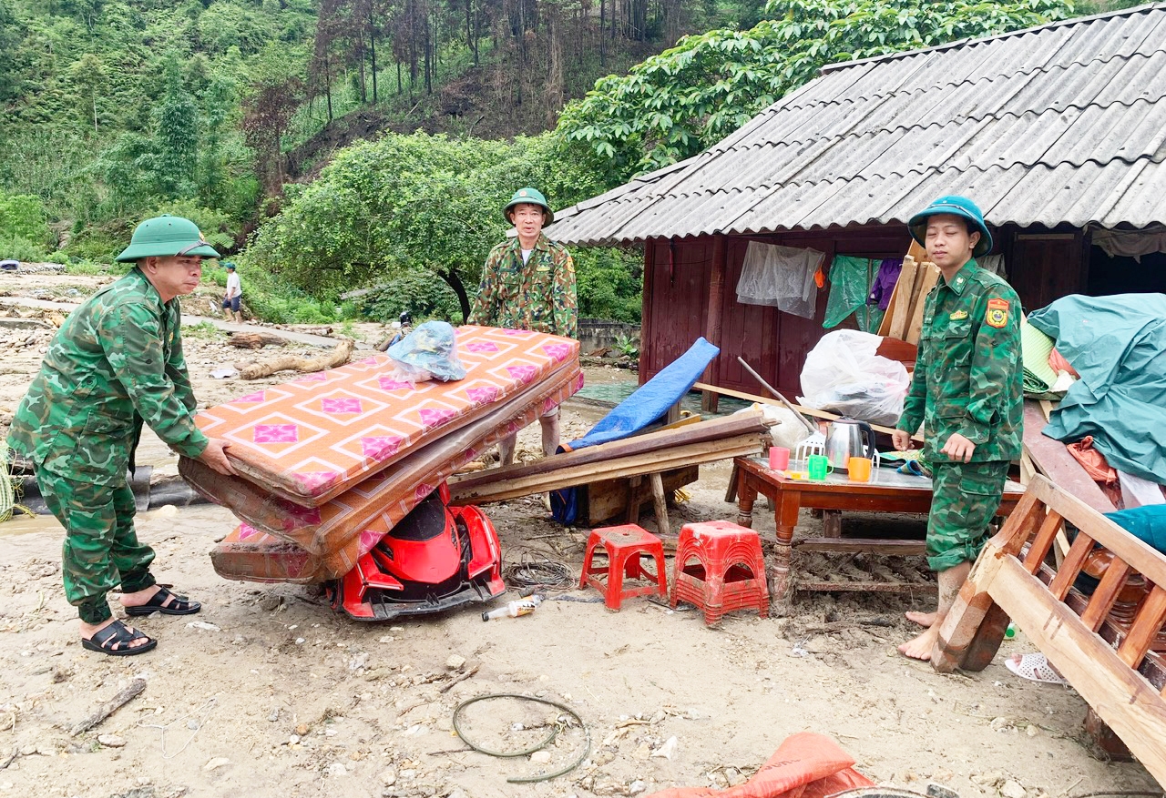 Cán bộ, chiến sĩ Đồn Biên phòng Cửa khẩu Quốc tế Thanh Thủy giúp Nhân dân di chuyển tài sản, vật chất của các gia đình bị ảnh hưởng do mưa lũ đến vị trí an toàn