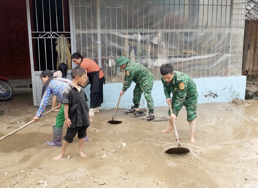 Cán bộ, chiến sĩ Đồn Biên phòng Cửa khẩu Quốc tế Thanh Thủy giúp Nhân dân dọn bùn đất do mưa lũ 