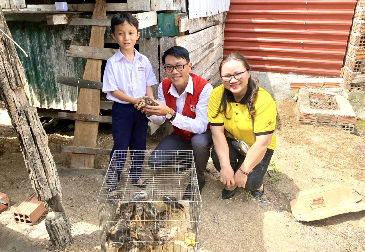 Hội Chữ thập đỏ tỉnh tặng mô hình sinh kế cho học sinh Trường Tiểu học và THCS Nguyễn Viết Xuân (thị xã Ayun Pa)