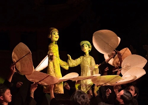 Các nghệ sỹ Nhà hát Múa rối Thăng Long trình diễn một tiết mục múa rối