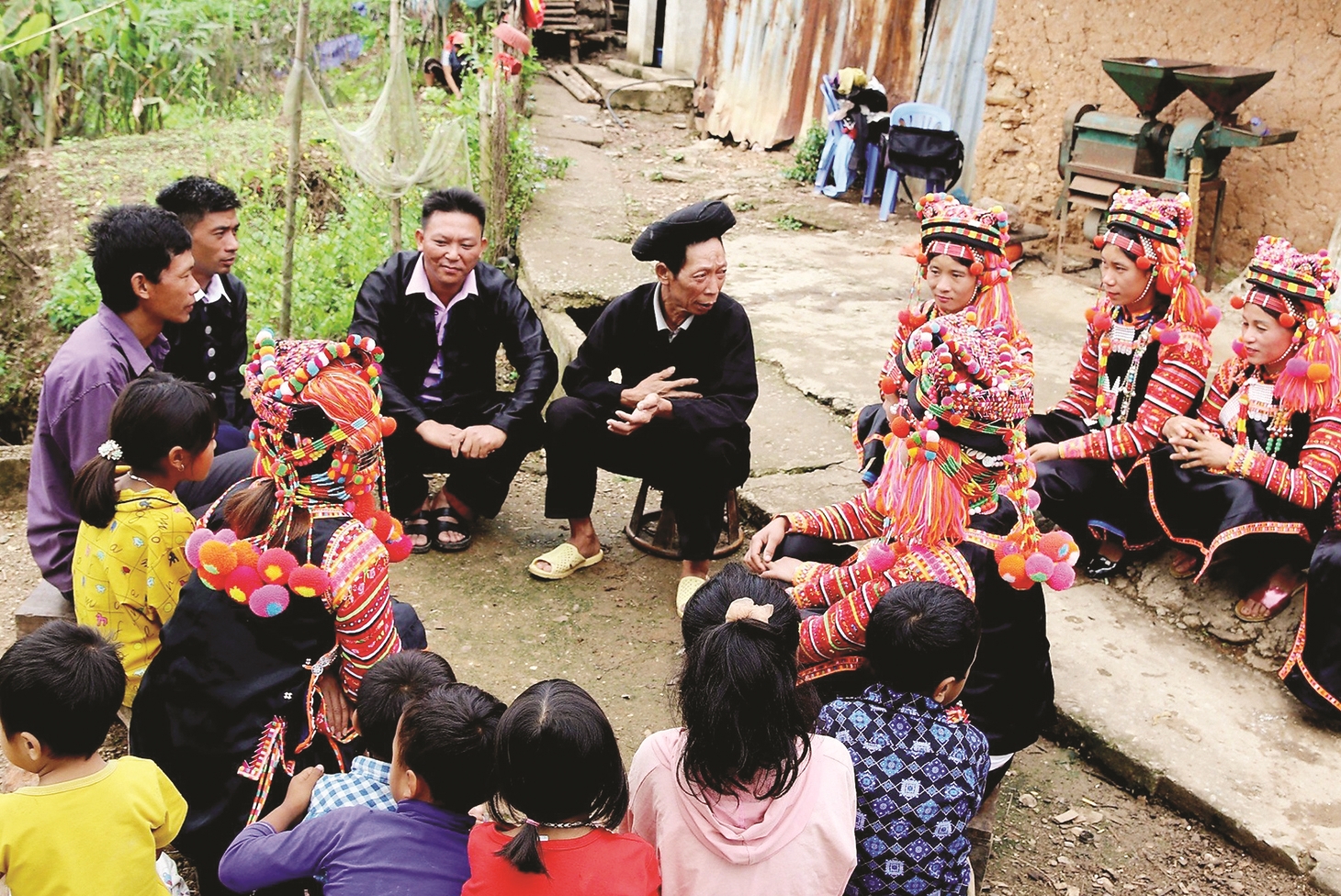 Nghệ nhân Pờ Lóng Tơ trò chuyện với các học viên lớp truyền dạy văn hóa dân gian dân tộc Hà Nhì tại xã Ka Lăng, huyện Mường Tè, tỉnh Lai Châu