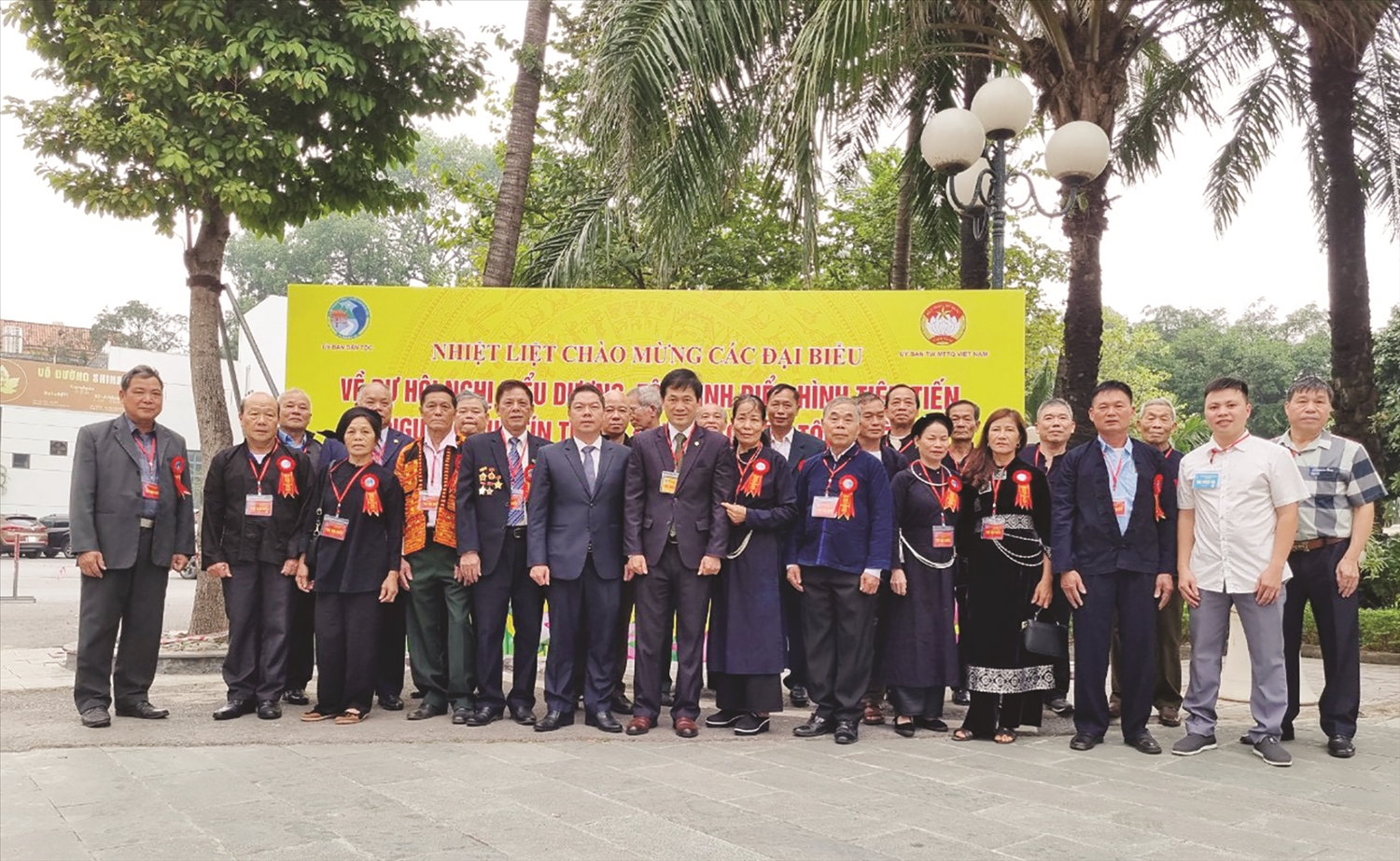 Các đại biểu Người có uy tín tiêu biểu tỉnh Lạng Sơn về dự Hội nghị biểu dương, tôn vinh điển hình tiên tiến là Người có uy tín trong đồng bào DTTS toàn quốc năm 2023
