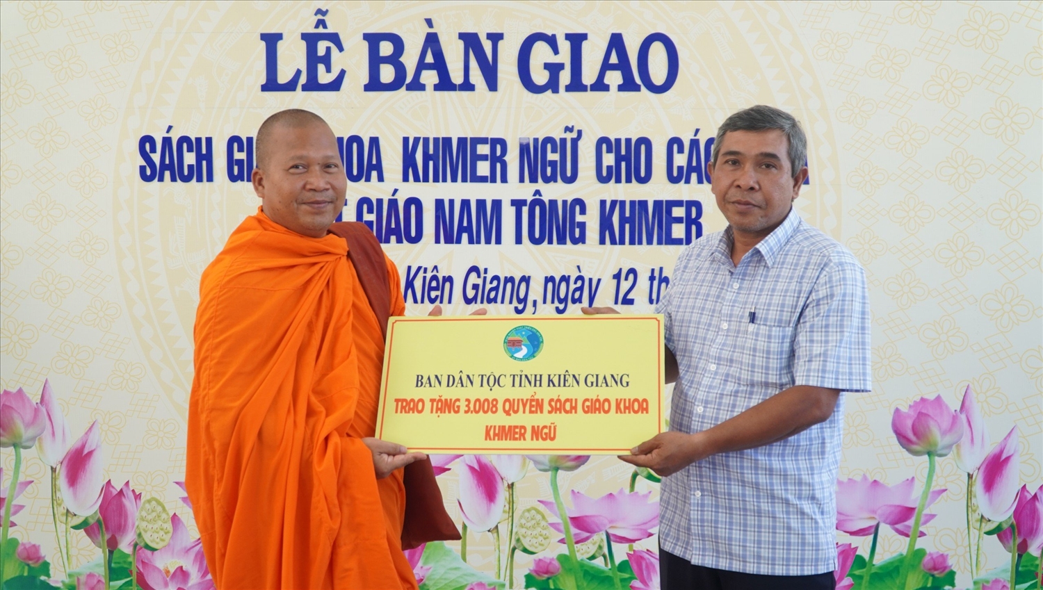 Ông Danh Lắm - Phó trưởng Ban Dân tộc tỉnh trao bảng tượng trưng hỗ trợ sách giáo khoa Khmer ngữ đến Đại đức Long Phi Yến - đại diện Văn phòng Hội Đoàn kết sư sãi yêu nước tỉnh Kiên Giang 