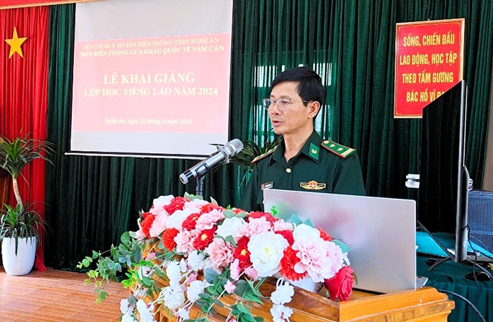 Trung tá Phan Nhật Thành - Đồn Biên phòng Cửa khẩu Quốc tế Nậm Cắn, Bộ đội Biên phòng Nghệ An phát biểu khai mạc lớp học