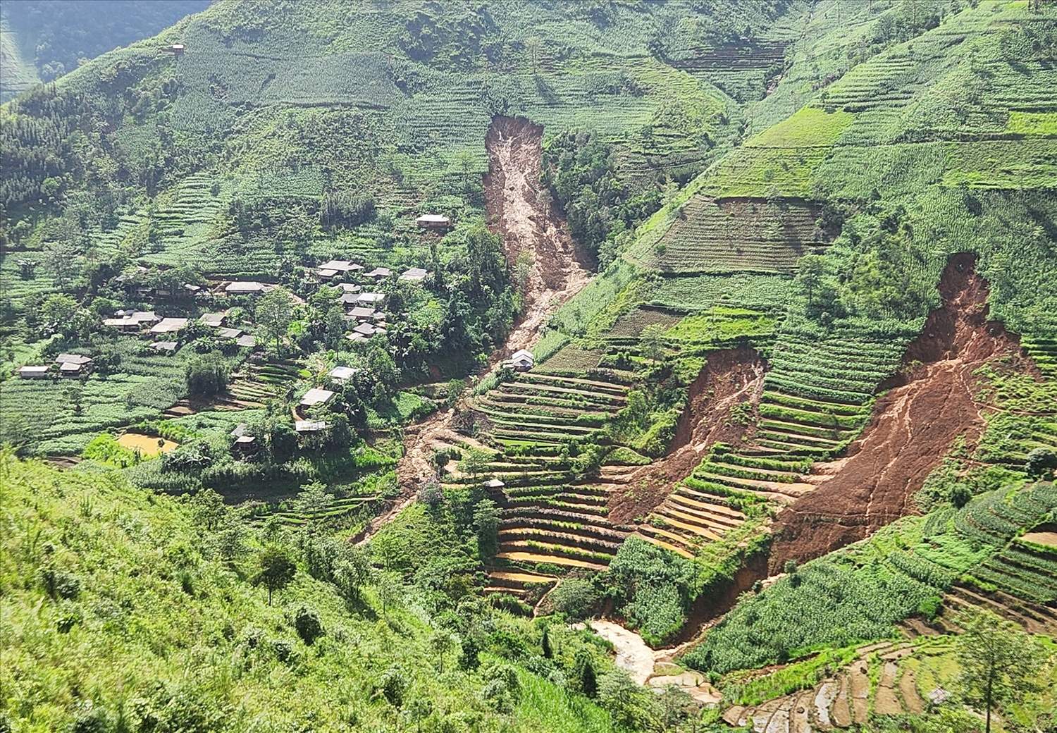 Toàn cảnh 28 hộ dân thôn Khuổi Roài, xã Tát Ngà bị ảnh hưởng nặng nề do lượng đất đá lớn từ trên núi đổ xuống