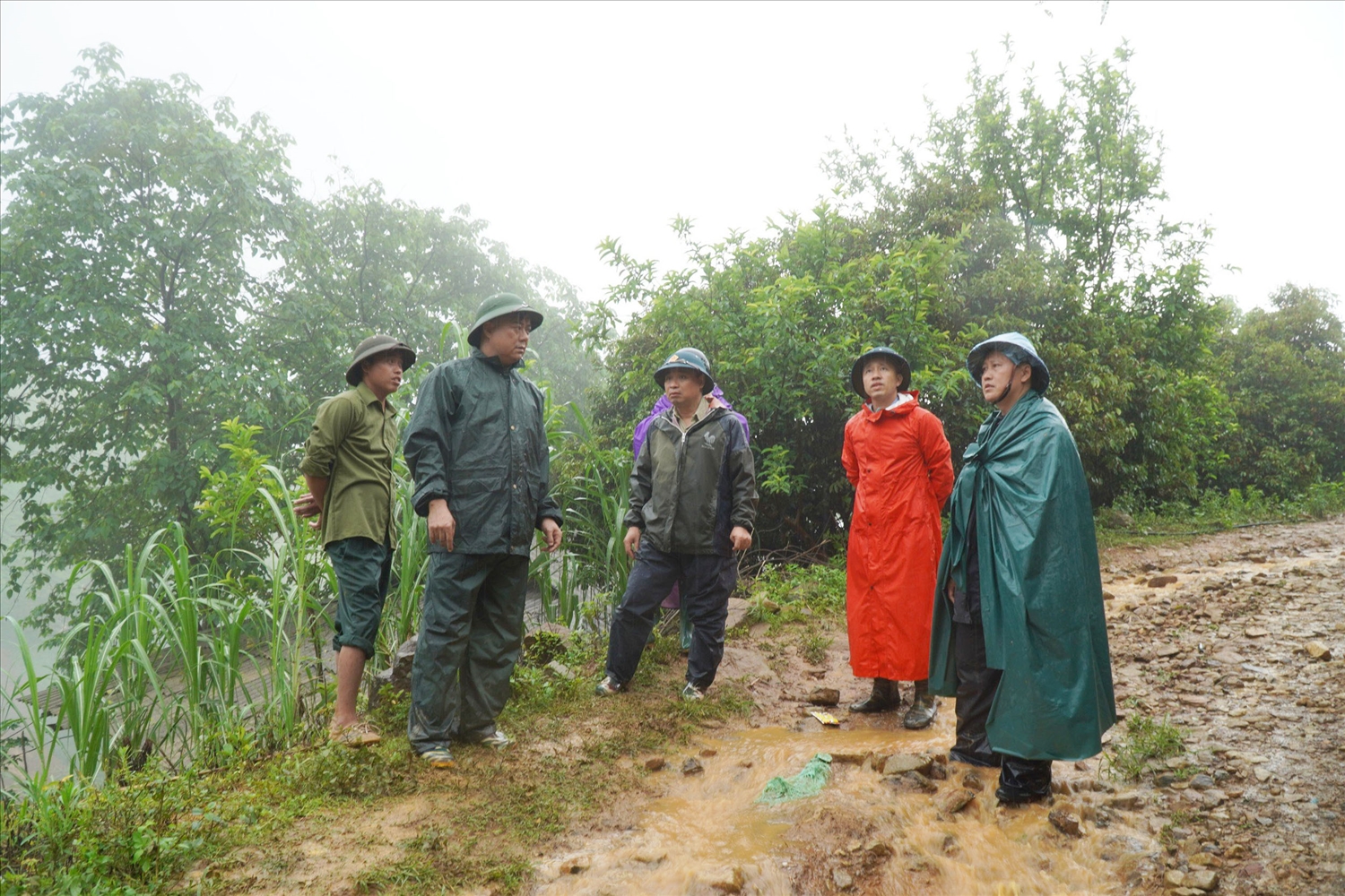 Chủ tịch UBND huyện Mèo Vạc Ngô Mạnh Cường đến kiểm tra, chỉ đạo khắc phục hậu quả thiên tai