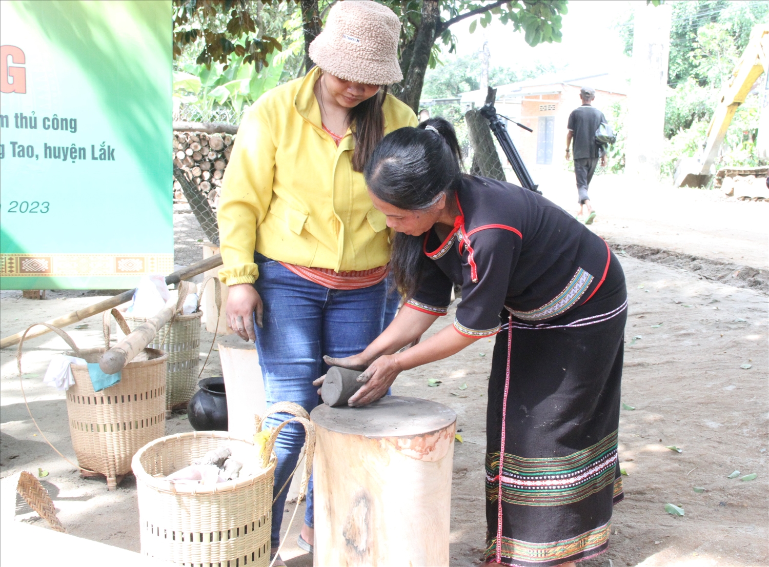 Phụ nữ dân tộc Mnông xã Yang Tao, huyện Lắk truyền nghề làm gốm thủ công