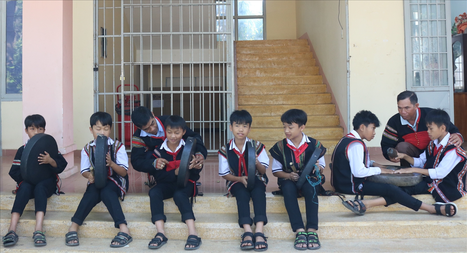 Truyền dạy đánh cồng chiêng cho học sinh DTTS huyện Krông Bông