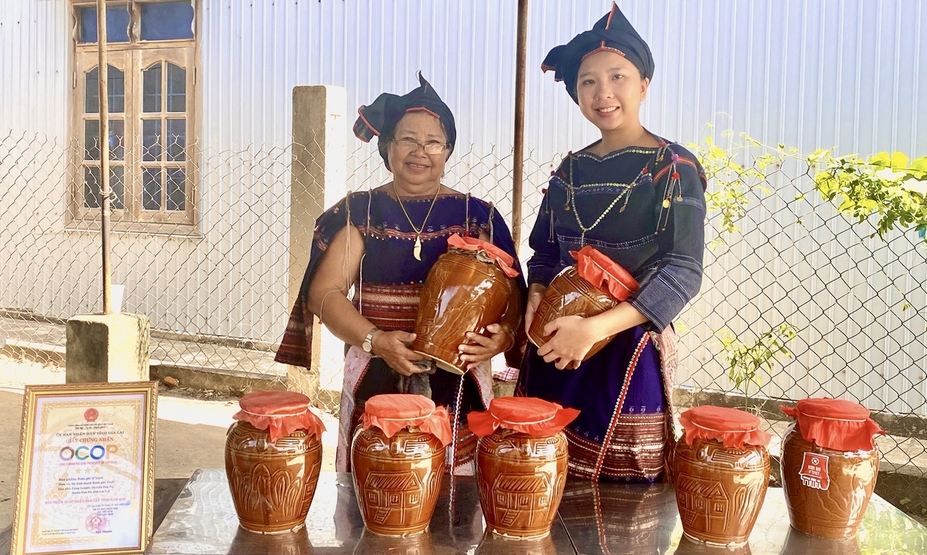 Rượu ghè Tuyết (thị trấn Đak Pơ, huyện Đak Pơ) được công nhận sản phẩm công nghiệp nông thôn tiêu biểu tỉnh Gia Lai năm 2024