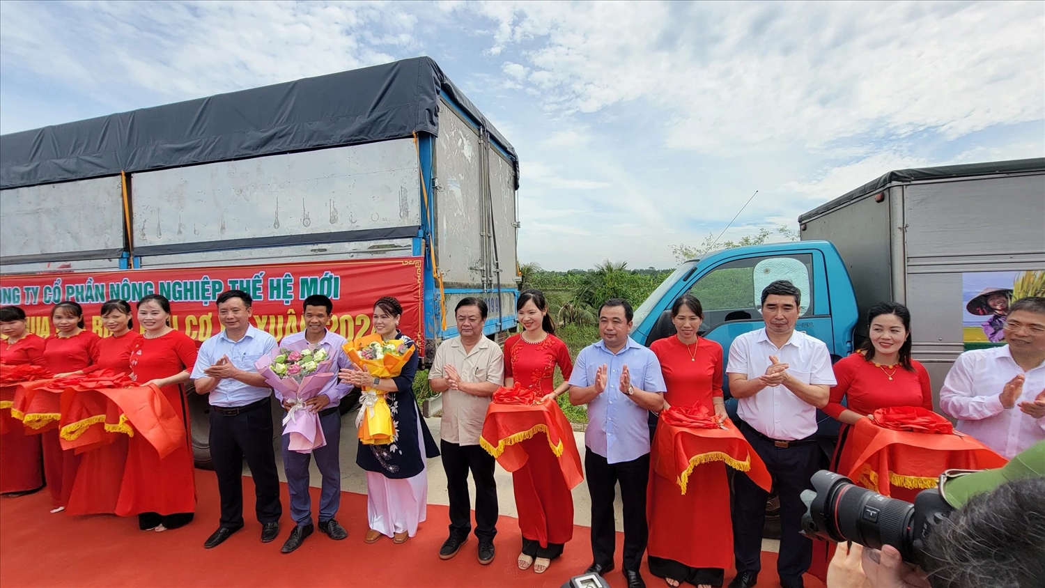 Bộ trưởng Bộ Nông nghiệp và Phát triển nông thôn Lê Minh Hoan cùng lãnh đạo tỉnh Hải Dương cắt băng, tặng hoa cho đại diện doanh nghiệp thu mua xuất bán chuyến hàng đầu tiên