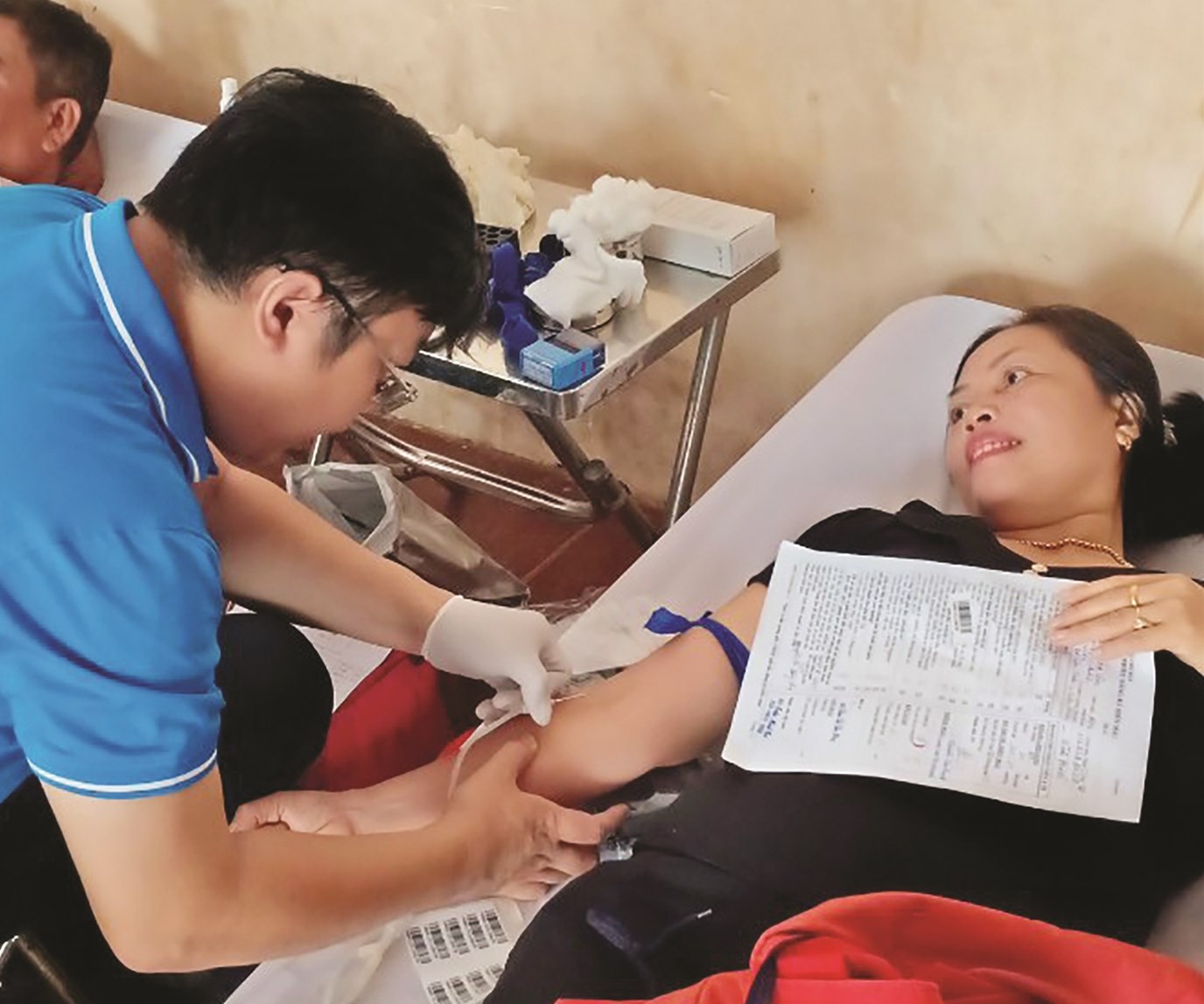  Chị Nguyễn Thị Hồng Vân trong một lần hiến máu tình nguyện