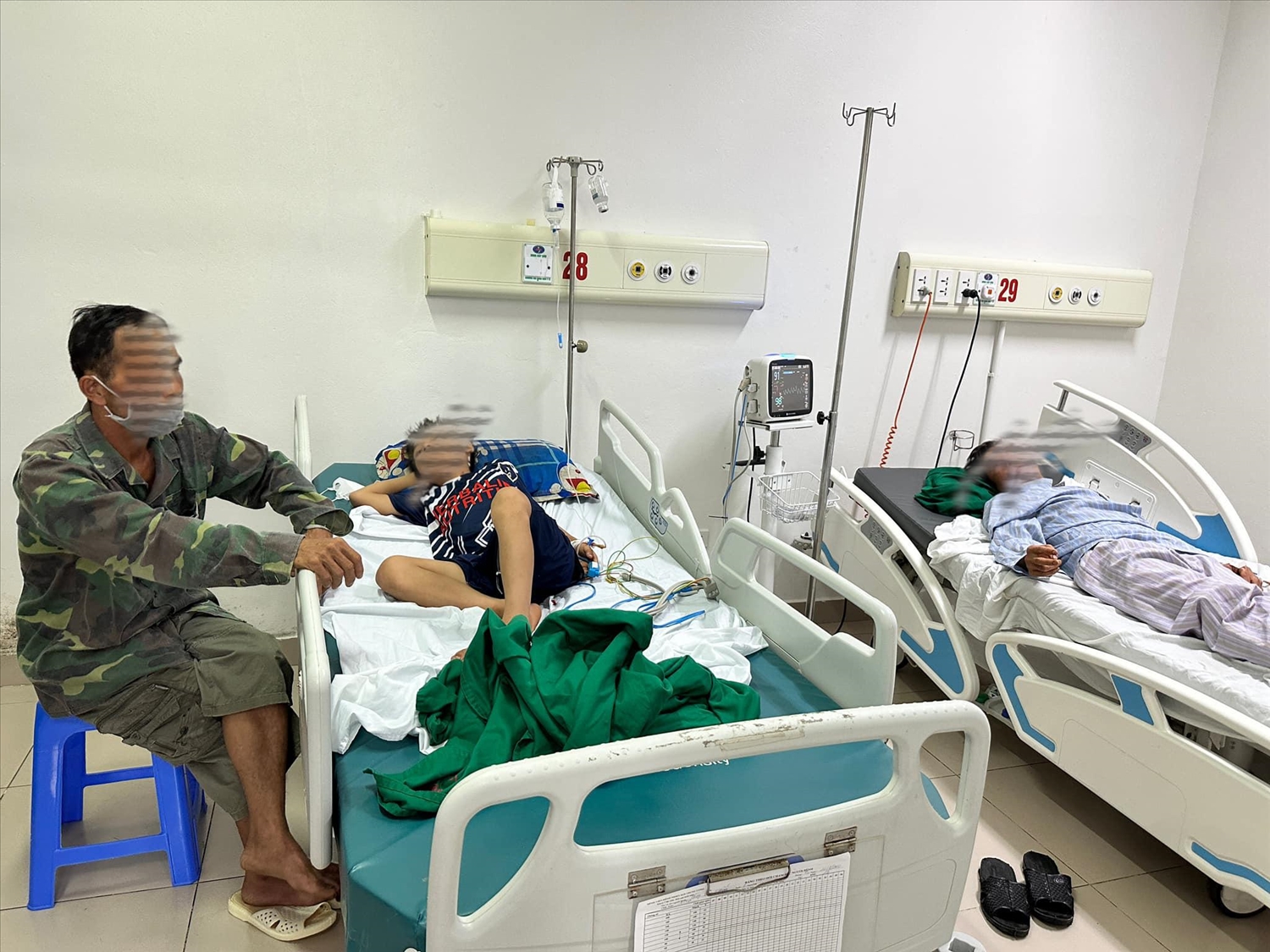 Hai bệnh nhân nghi nhiễm bệnh đang được điều trị tại Bệnh viện Bệnh Nhiệt đới Trung ương