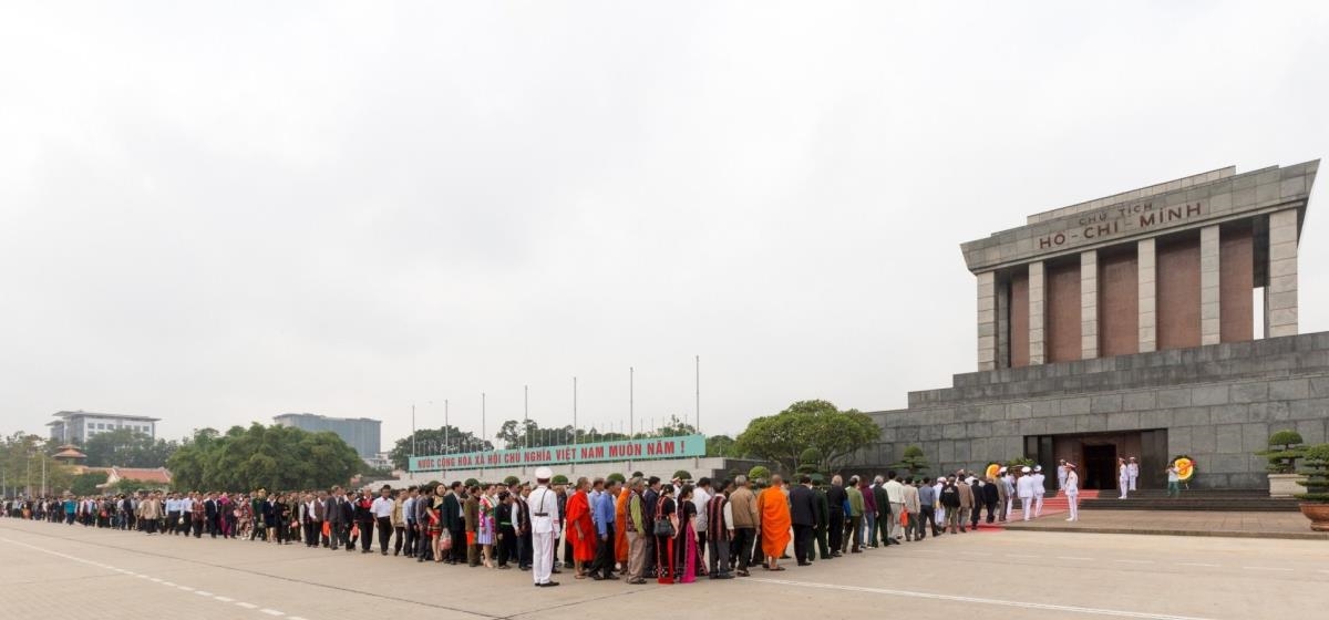 Đại biểu Người có uy tín tiêu biểu tham gia Chương trình “Điểm tựa của bản làng” lần thứ I năm 2018 vào Lăng viếng Chủ tịch Hồ Chí Minh
