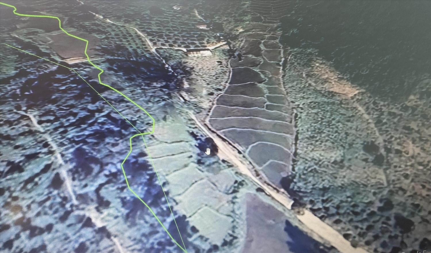 Khu vực (Cây đa cười) giáp ranh giữa thôn Kon Teo Đăk Lấp, xã Đăk Long và thôn Đăk Rơ Wang, xã Đăk Pxi khi chưa bị san lấp (Ảnh chụp từ Google Maps)