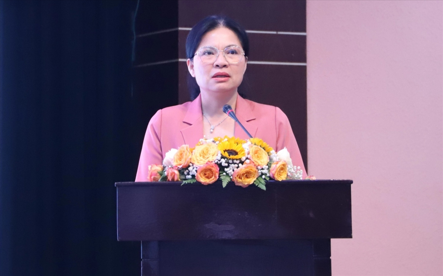 Bà Hà Thị Nga, Ủy viên Trung ương Đảng, Chủ tịch Hội LHPN Việt Nam, Trưởng ban điều hành Dự án 8 phát biểu tại Hội nghị. Ảnh PN