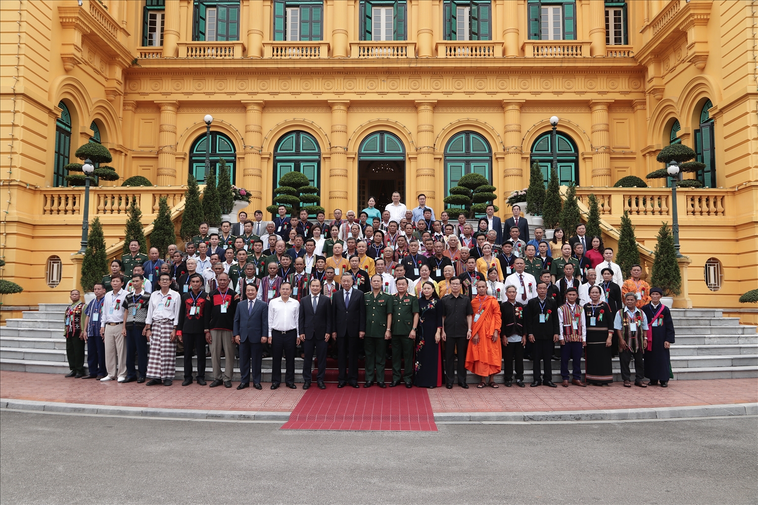 Chủ tịch nước Tô Lâm và lãnh đạo các ban, bộ, ngành, cơ quan Trung ương chụp ảnh chung với các đại biểu. Ảnh: Dân Chủ