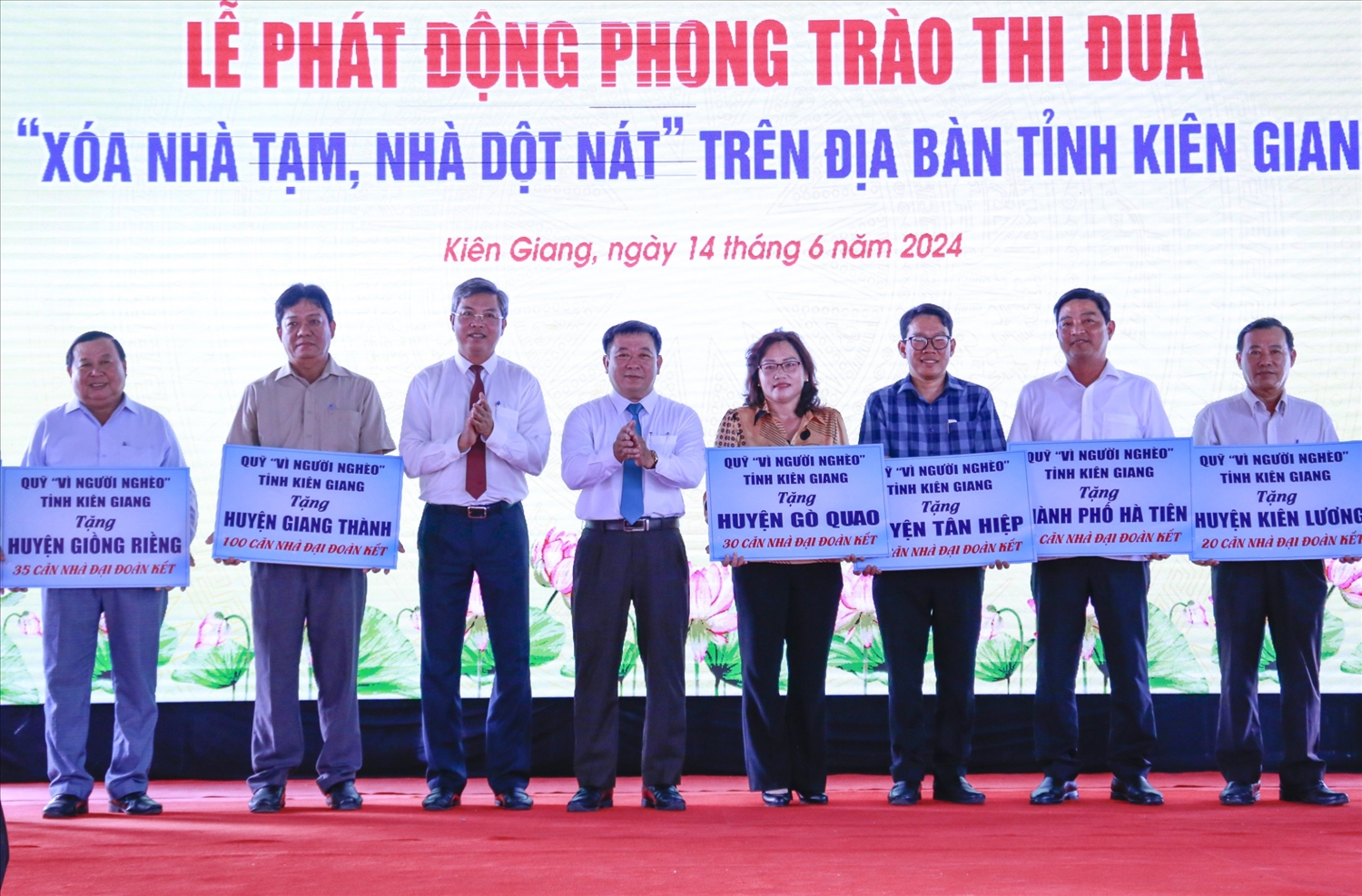 Đại diện Ban Tổ chức trao bảng tượng trưng phân bổ nhà đến các huyện, thị và thành phố của tỉnh Kiên Giang 