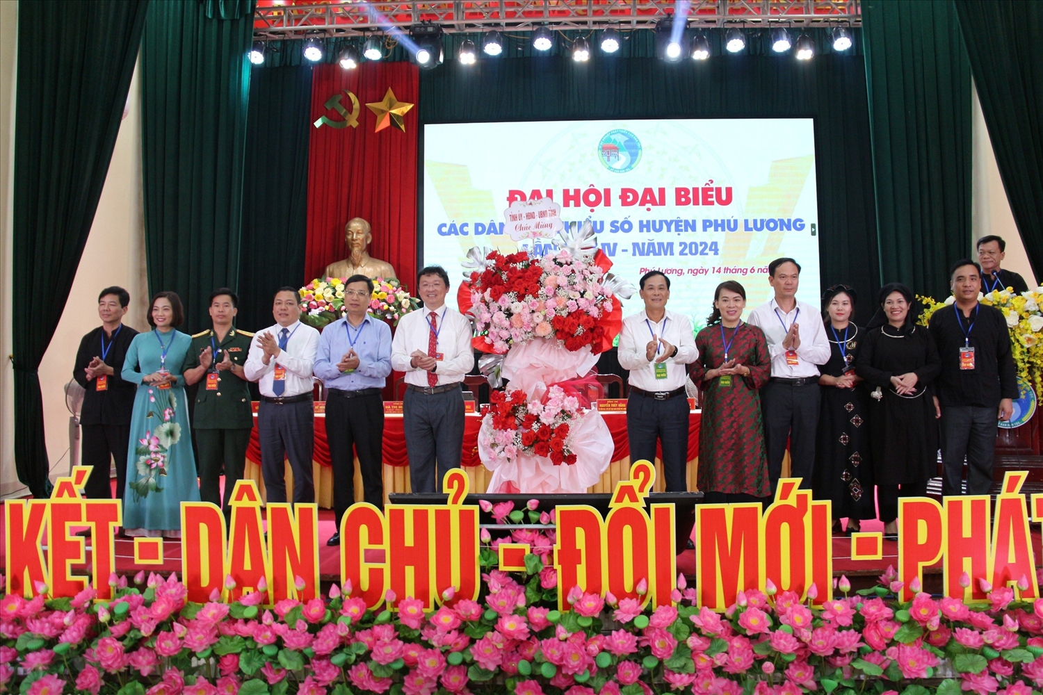 Tỉnh ủy, HĐND, UBND tỉnh Thái Nguyên tặng hoa chúc mừng Đại hội