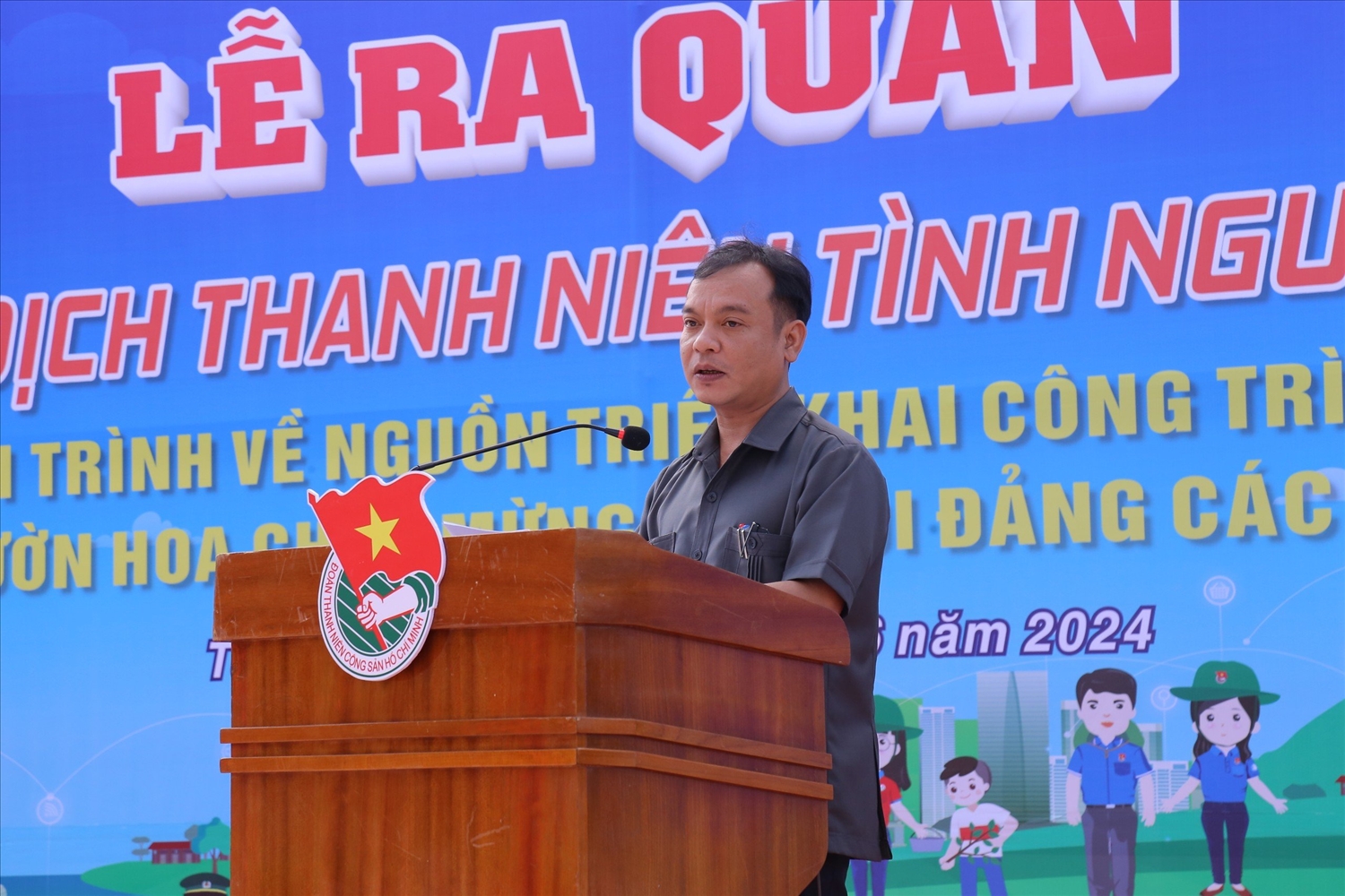 Ủy viên dự khuyết Ban Chấp hành Trung ương Đảng, Phó Bí thư Tỉnh ủy Kon Tum U Huấn phát biểu tại buổi lễ ra quân 