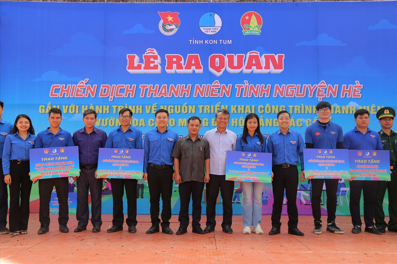 Tỉnh đoàn Kon Tum trao tặng các công trình thanh niên cho các Huyện đoàn 