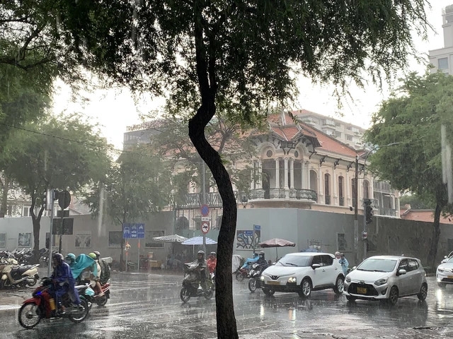 Lúc 13 giờ 30 phút mưa bắt đầu lớn dần, cơn mưa trút xuống hầu hết các quận, huyện trên địa bàn TP. Hồ Chí Minh