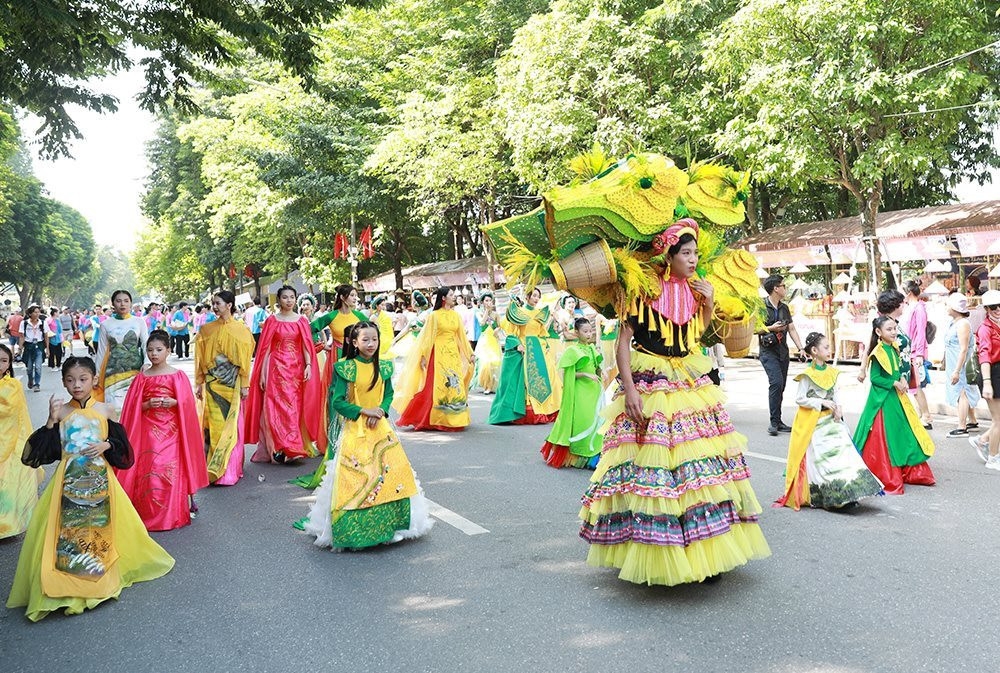 Diễu hành carnaval với sự tham gia của hơn 1.500 người tại phố đi bộ hồ Hoàn Kiếm trong khuôn khổ Festival Thu Hà Nội năm 2023