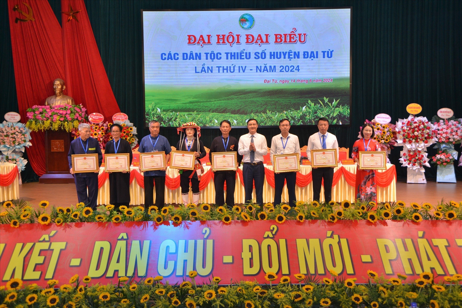 Đồng chí Trưởng Ban Tuyên giáo Tỉnh ủy Vũ Duy Hoàng trao Bằng khen của UBND tỉnh tặng các tập thể, cá nhân có thành tích trong công tác dân tộc. 