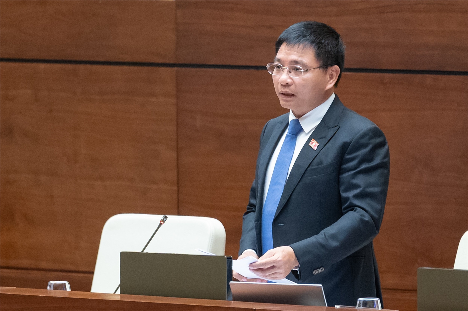 Bộ trưởng Bộ Giao thông vận tải Nguyễn Văn Thắng báo cao về dự án tại phiên họp