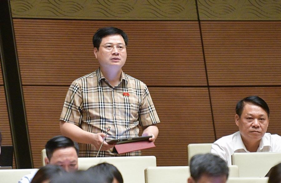 Đại biểu Cầm Hà Chung - Đoàn ĐBQH tỉnh Phú Thọ phát biểu tại phiên thảo luận ngày 17/6 về nội dung điều chỉnh chủ trương đầu tư Chương trình MTQG 1719 giai đoạn 2021-2030 