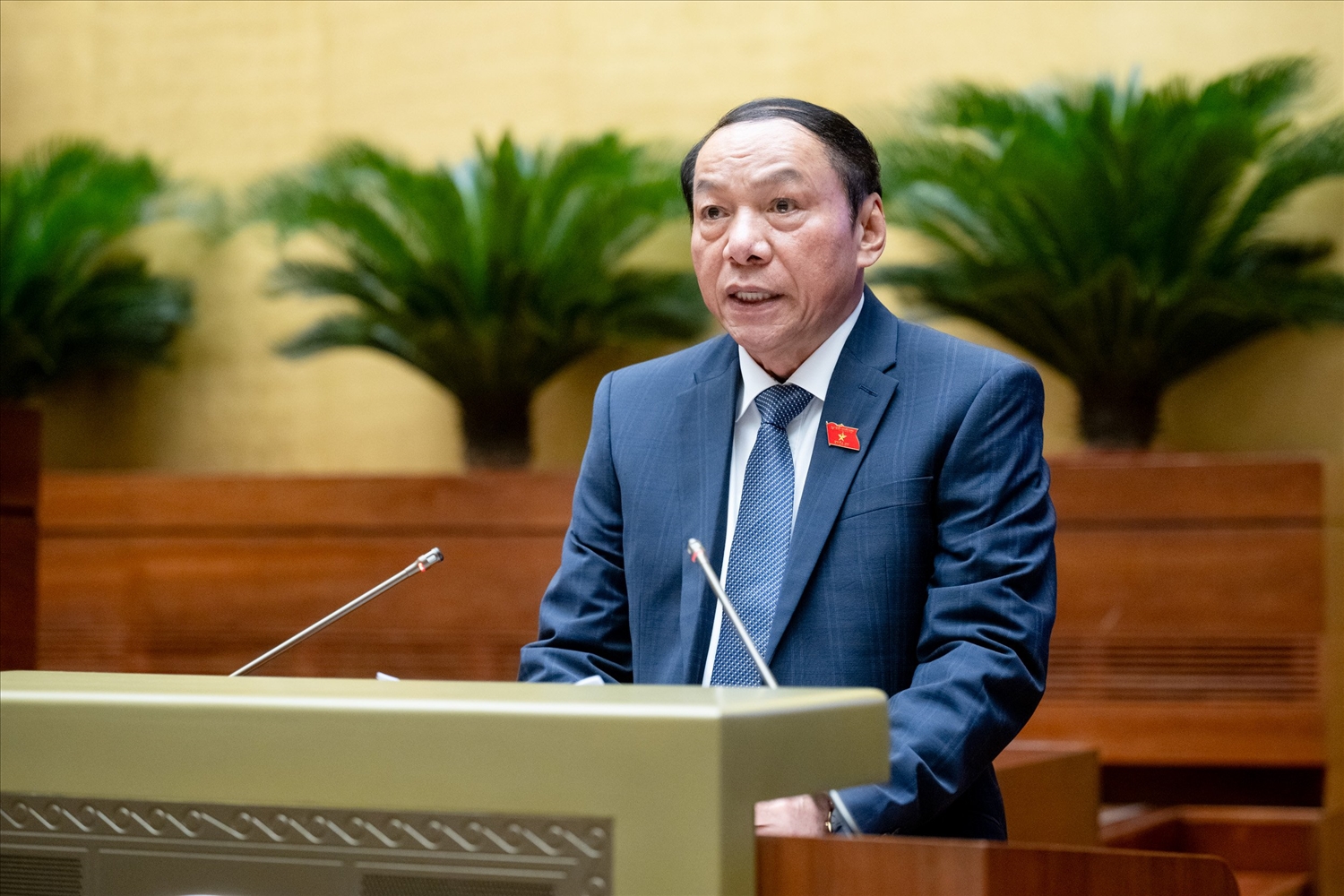 Bộ trưởng Bộ Văn hóa, Thể thao và Du lịch Nguyễn Văn Hùng trình bày Tờ trình tại Phiên họp