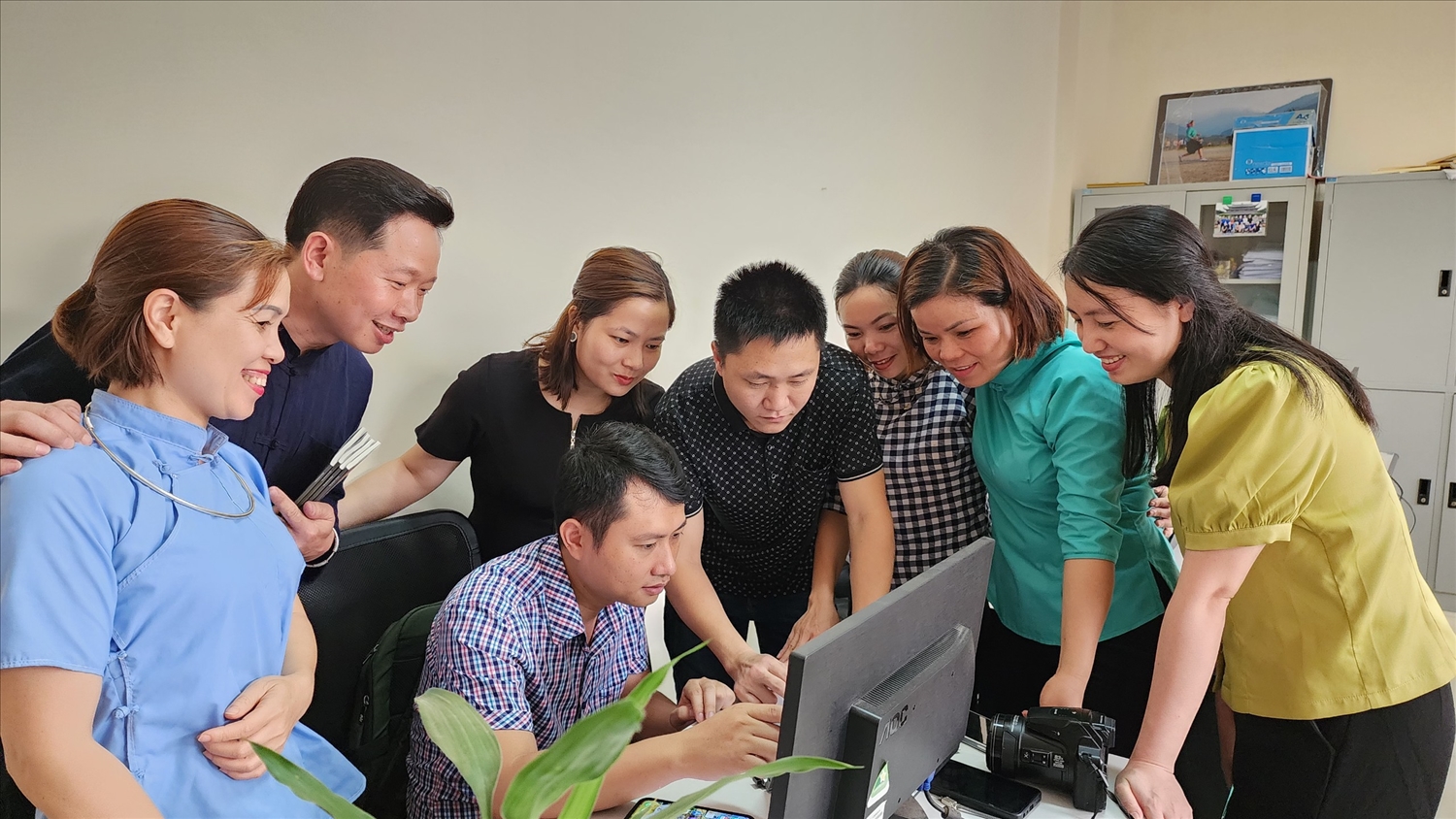 Các phóng viên cùng cán bộ Trung tâm Truyền thông - Văn hóa huyện Bình Liêu cùng chia sẻ thông tin, kinh nghiệm