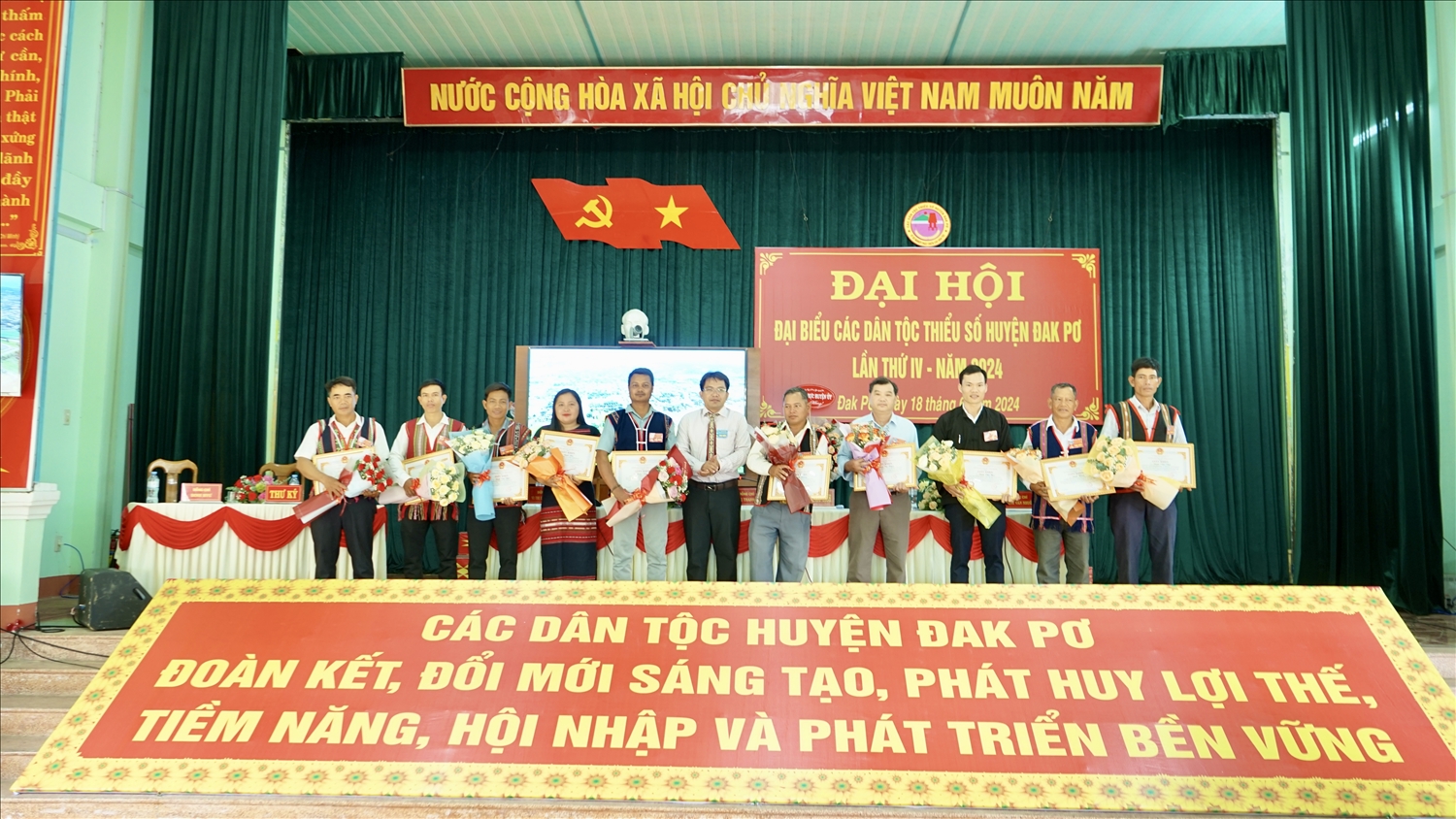 Ban Dân tộc tỉnh Gia Lai tặng giấy khen cho các tập thể, cá nhân đã có thành tích xuất sắt trong các phong trào thi đua yêu nước, giữ gìn bản sắc văn hóa dân tộc và đoàn kết các dân tộc 