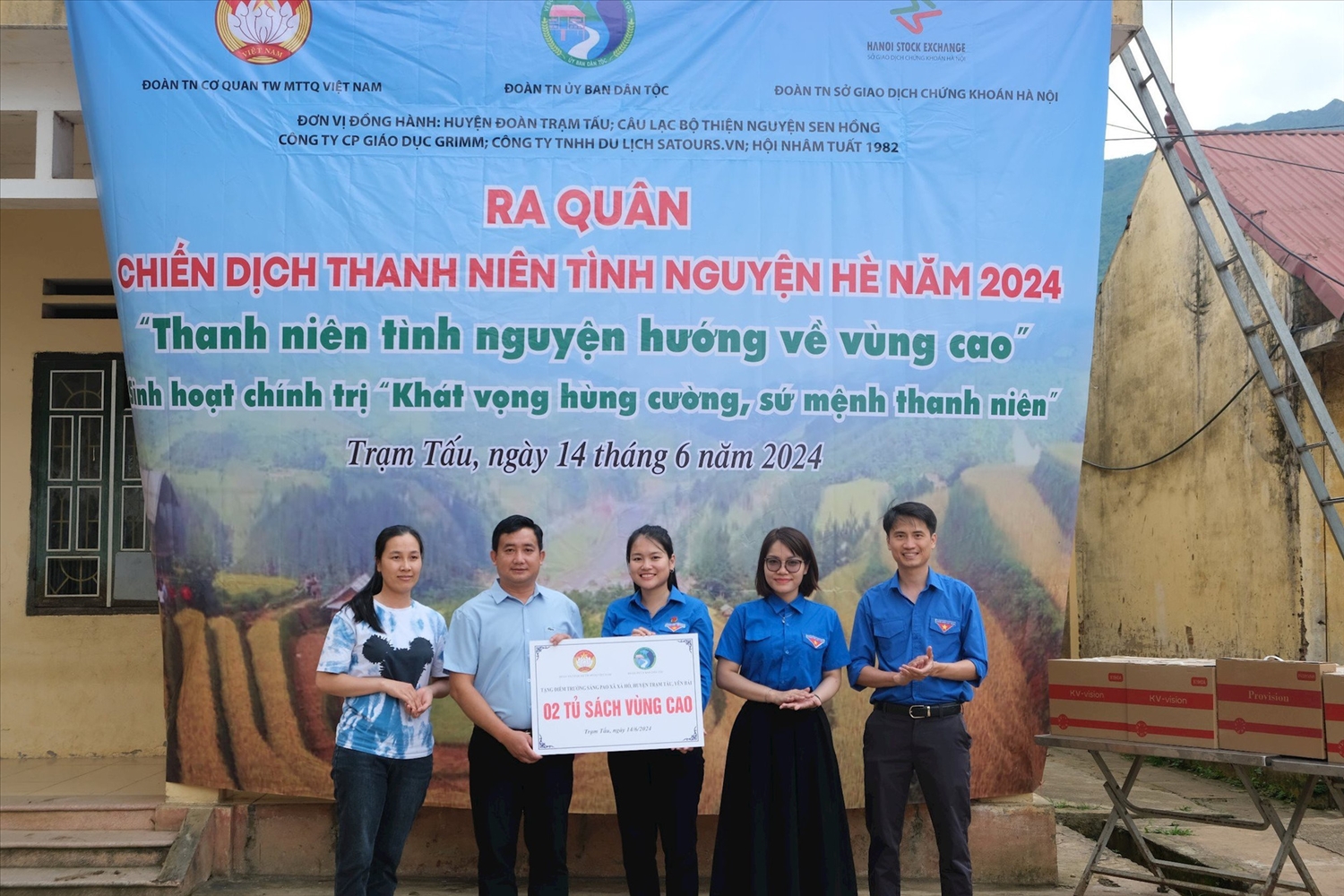 Đoàn Thanh niên các cơ quan: Trung ương MTTQ Việt Nam, Ủy ban Dân tộc, Sở Giao dịch Chứng khoán Hà Nội trao tặng 2 tủ sách vùng cao cho điểm truờng Sáng Pao.
