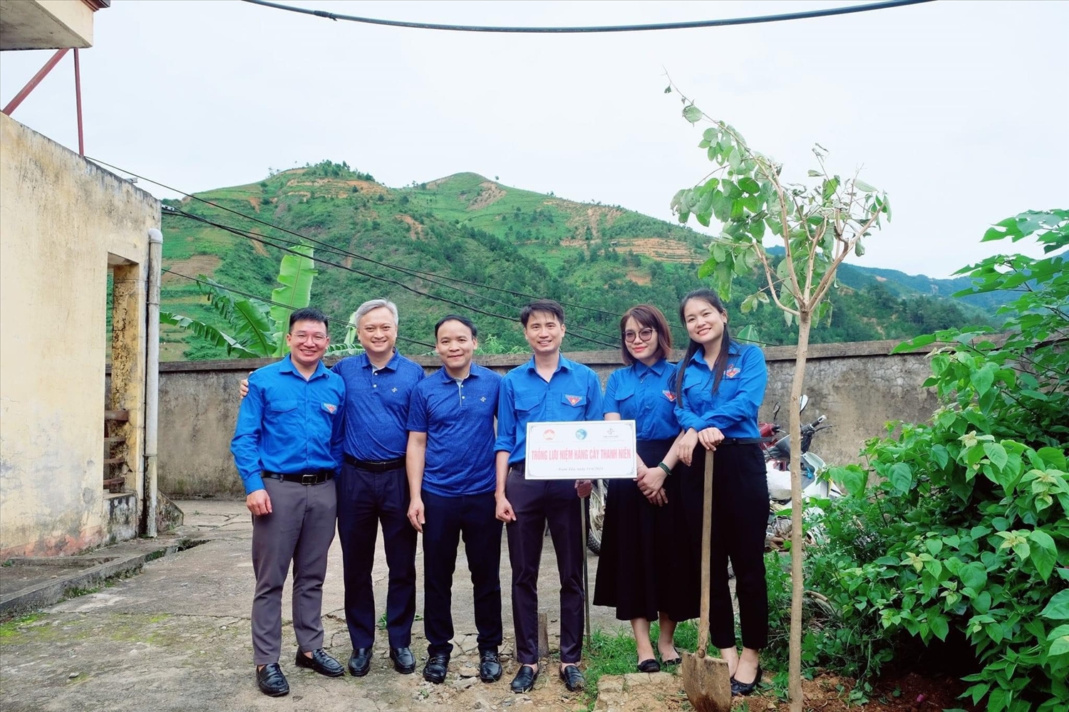 Ban Tổ chức trao tặng công trình hàng cây thanh niên cho điểm trường Sáng Pao