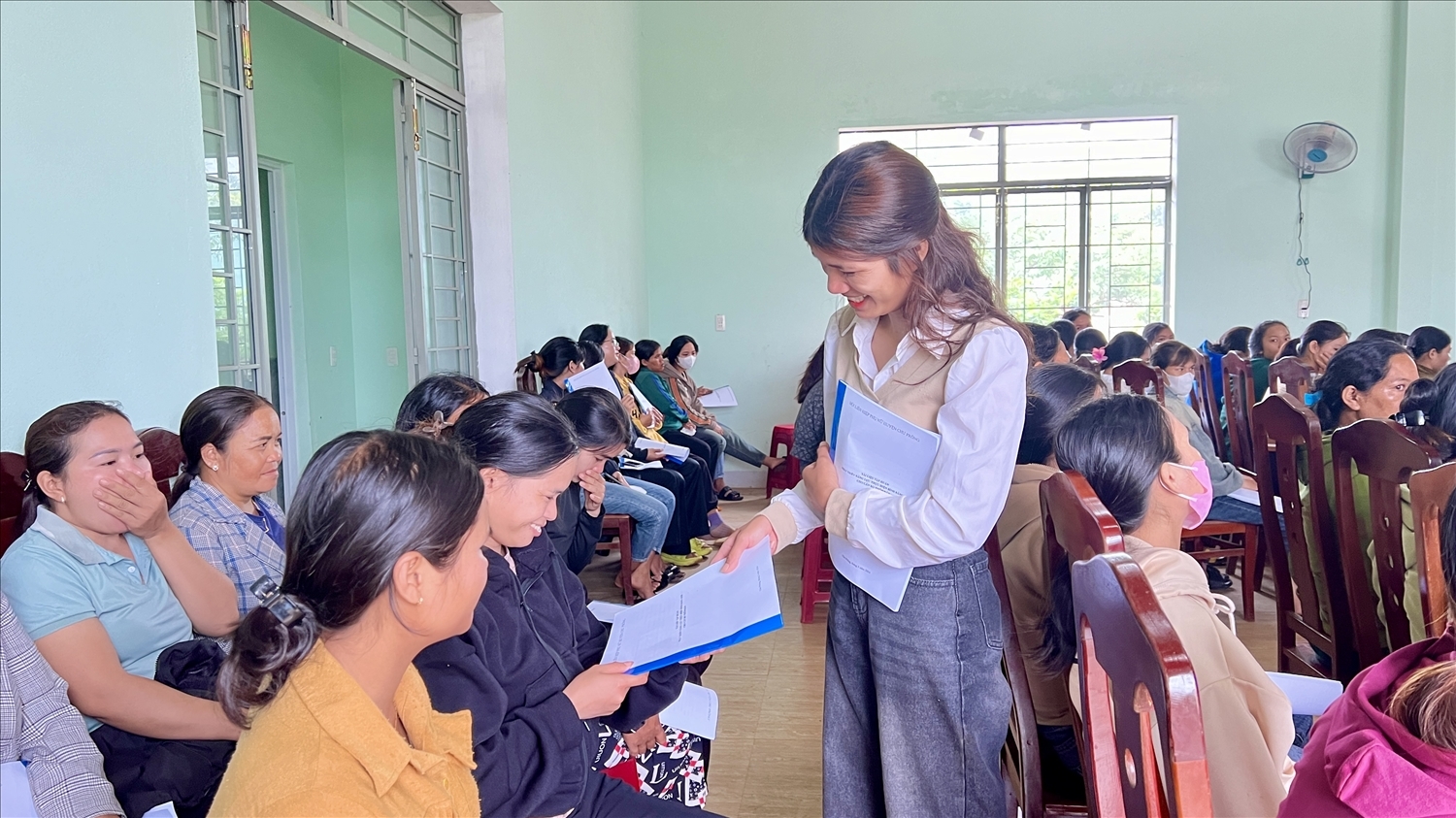 Một buổi tập huấn về bình đẳng giới, kỹ năng thực hiện lồng ghép giới cho đội ngũ già làng, người có uy tín trong cộng đồng ở huyện Chư Prông, tỉnh Gia Lai. Ảnh Ngọc Thu