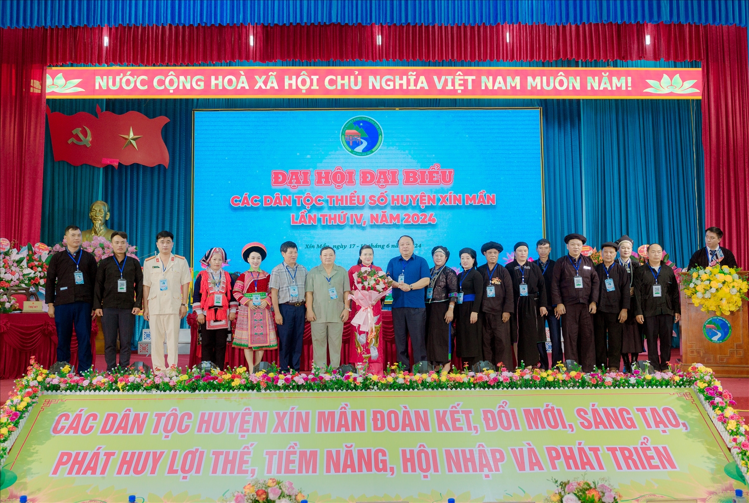 Đại tá Phan Huy Ngọc chụp ảnh lưu niệm cùng Đoàn Đại biểu đi dự Đại hội Đại biểu các dân tộc thiểu số tỉnh Hà Giang lần thứ IV 