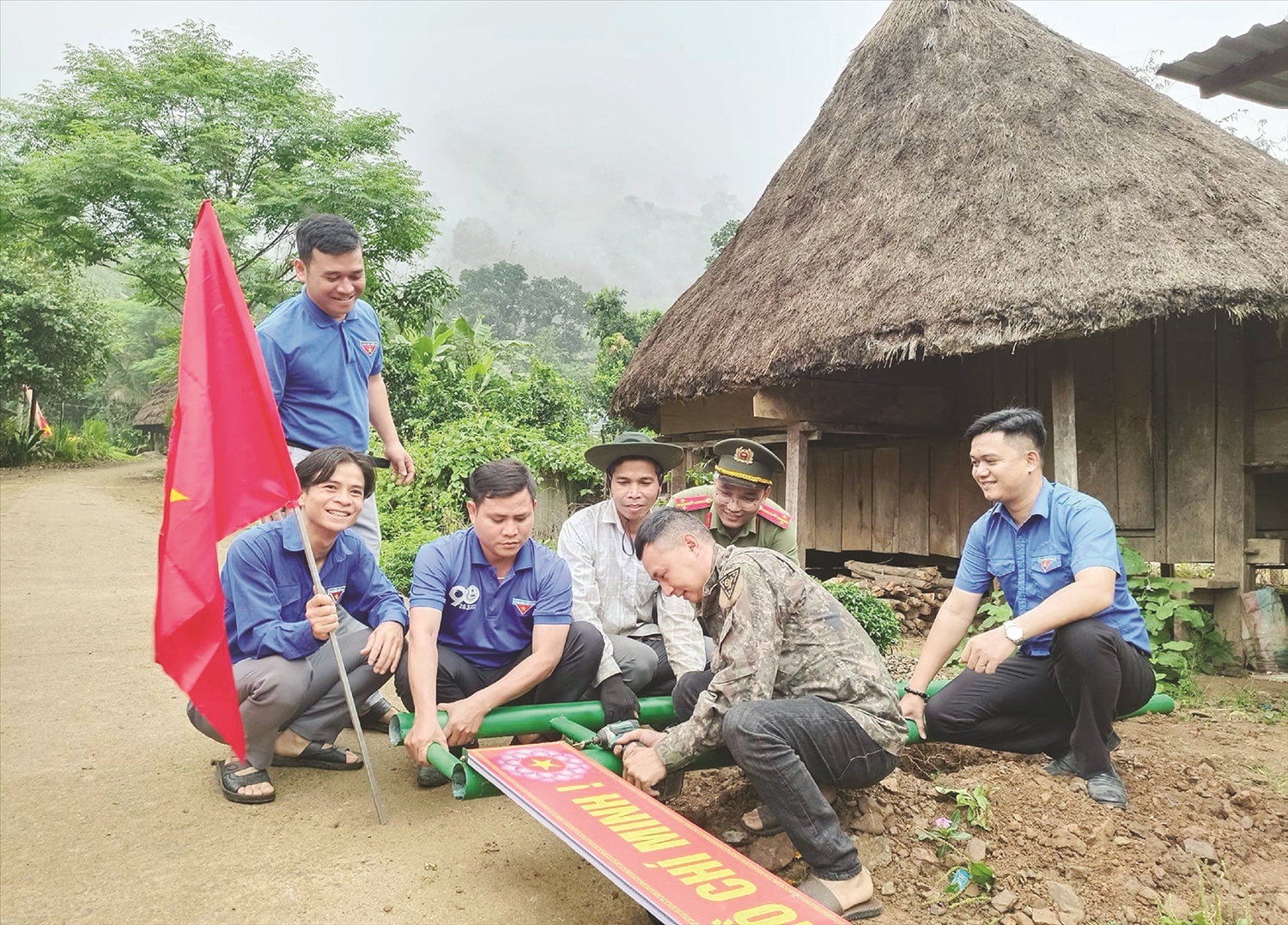 Lắp đặt 12 bóng đèn năng lượng mặt trời trong Chương trình ánh sáng vùng biên