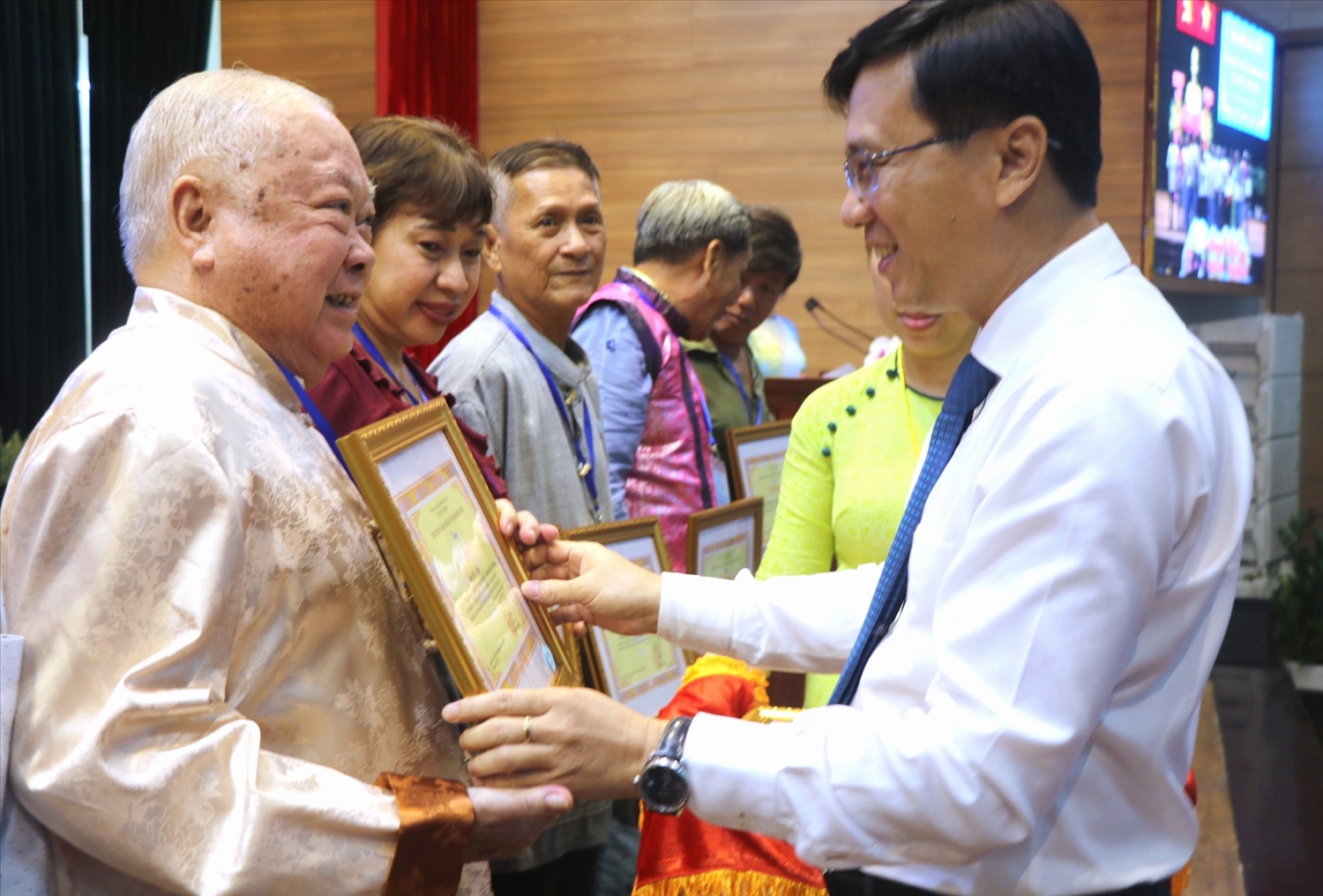 Ông Nguyễn Minh Nhựt - Phó Bí thư Quận ủy, Chủ tịch UBND quận Bình Tân trao Giấy khen cho 12 tập thể , 13 cá nhân có thành tích xuất sắc tiêu biểu trong công tác dân tộc giai đoạn 2019 - 2024