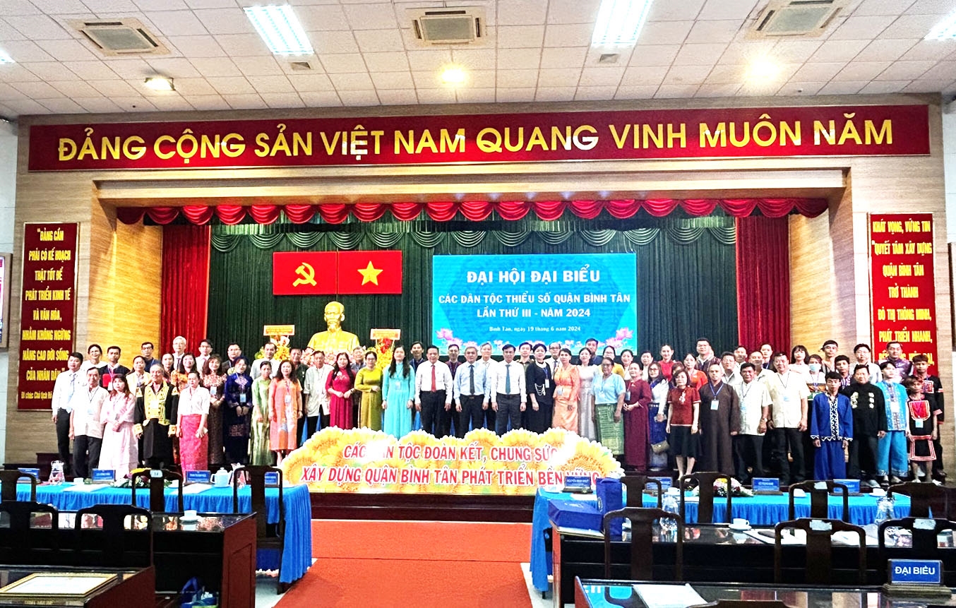 Các ông Huỳnh Văn Hồng Ngọc, Võ Trọng Nam và Nguyễn Minh Nhựt chụp ảnh lưu niệm cùng các đại biểu tại Đại hội
