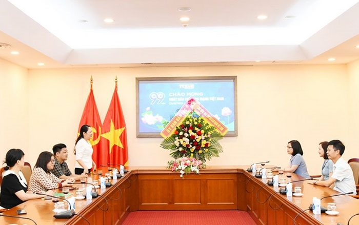 Thứ trưởng, Phó Chủ nhiệm Nông Thị Hà chúc mừng tập thể, cán bộ, phóng viên, biên tập viên và người lao động của Thông tấn xã Việt Nam